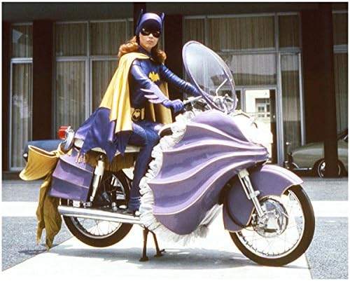 Batman Yvonne Craig je Barbara Gordon aka Batgirl na motociklu gledajući kameru 8 x 10 fotografija