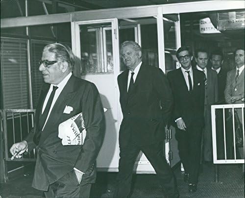 Vintage fotografija Aristotela Sokrata Onassisa koji hoda s malo muškaraca koji su izašli iza njega, 1972.